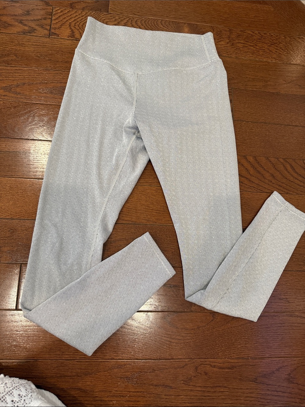 Vuori light grey and white leggings